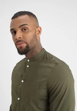 Pier One Muscle Fit Stand- Overhemd - Oliv 9 Pier One Muscle Fit Stand- Overhemd - Oliv -Pier One 259eaf52e4d4427a96fee394df68933f