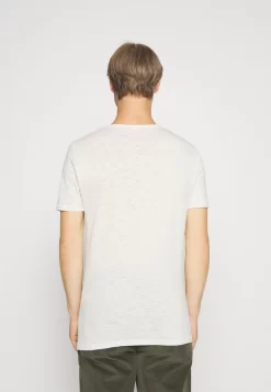 Pier One T-Shirt Basic - Off-White 7 Pier One T-Shirt Basic - Off-White -Pier One 93fe281cdfcb4863857b57bc7b30c1fd scaled
