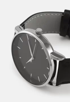 Pier One Horloge - Black/Silvercoloured 7 Pier One Horloge - Black/Silvercoloured -Pier One b21304d4d8ec4553ac54e4d73133cd2c scaled