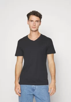 Pier One V Neck Bird Tonal 3 Pack - T-Shirt Basic - Light Brown/White/Dark Blue 13 Pier One V Neck Bird Tonal 3 Pack - T-Shirt Basic - Light Brown/White/Dark Blue -Pier One e08d0778ecd941aa94fa4e322df34f7c scaled